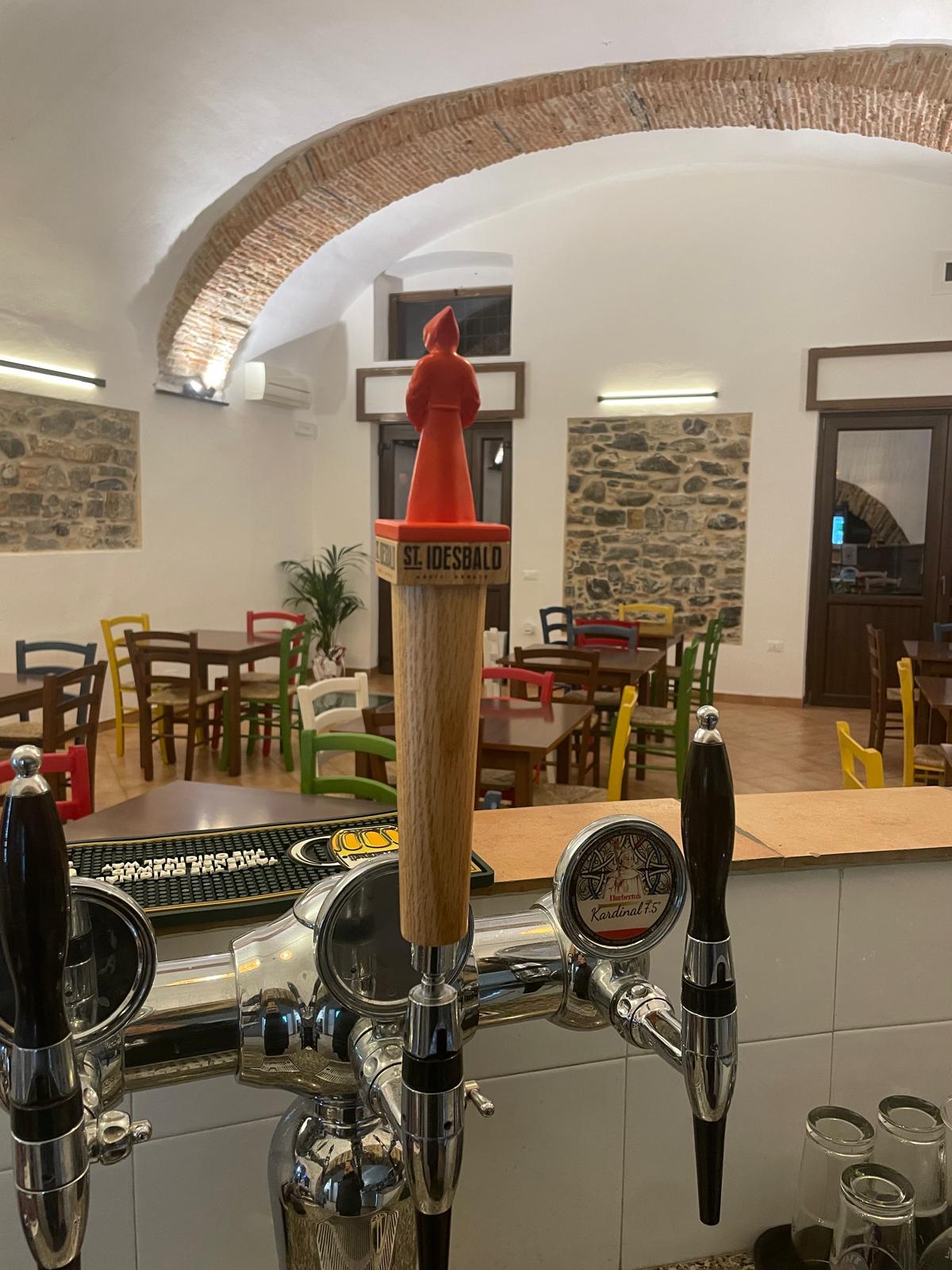 Due pinte di Guinness sul bancone di PiadiVino