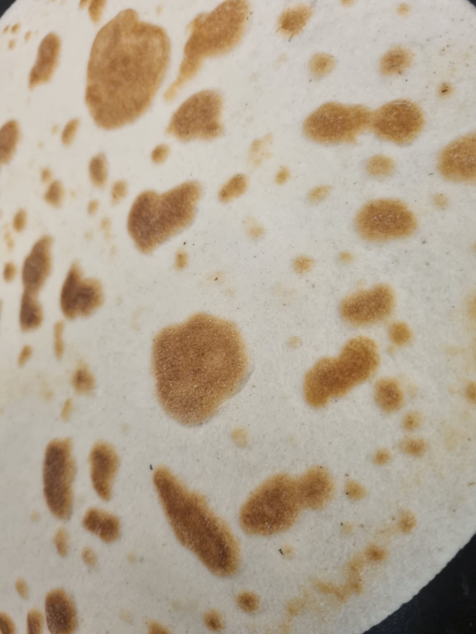 Dettaglio di una piadina in cottura