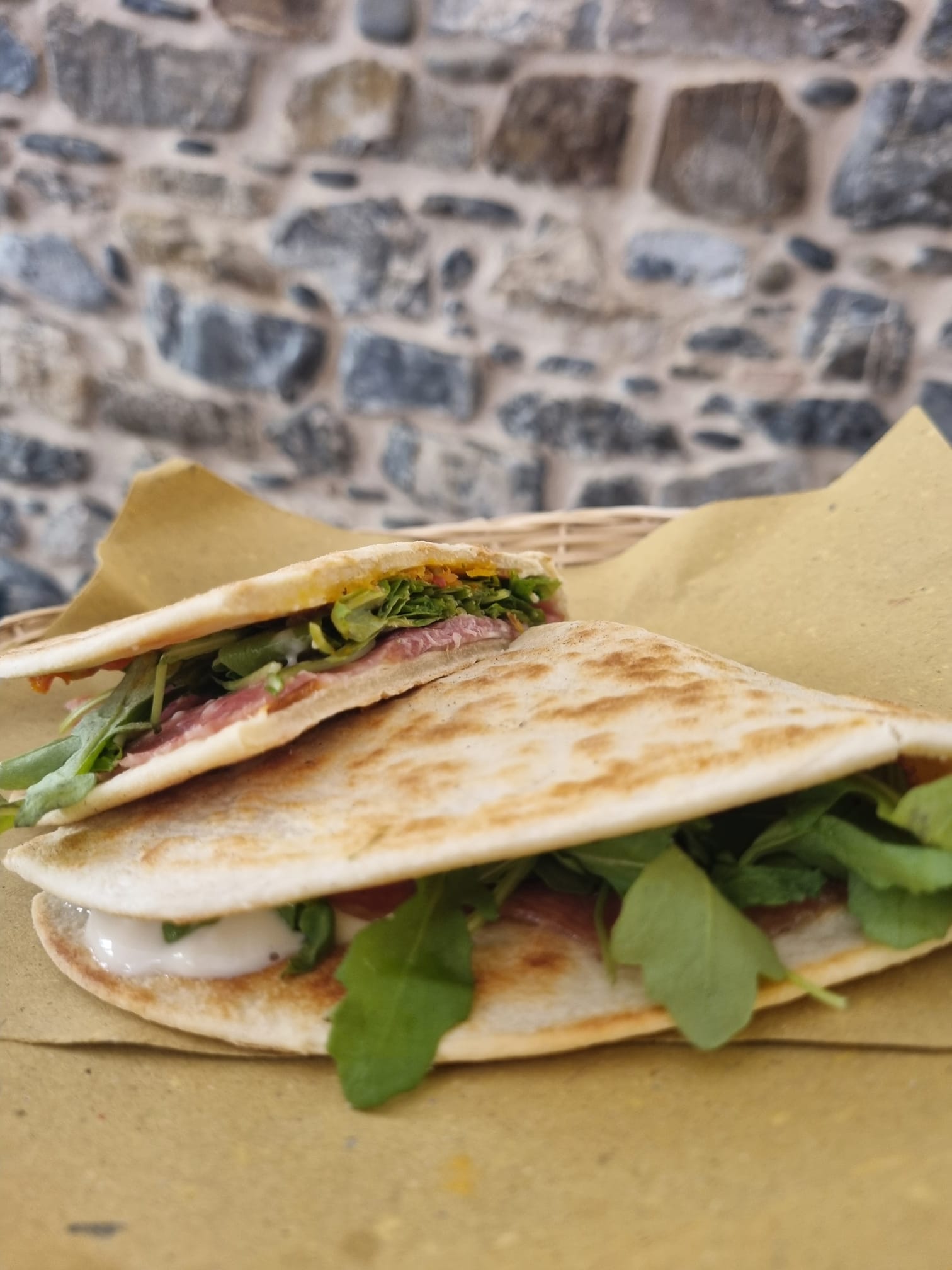Piadine farcite servite su carta da banco