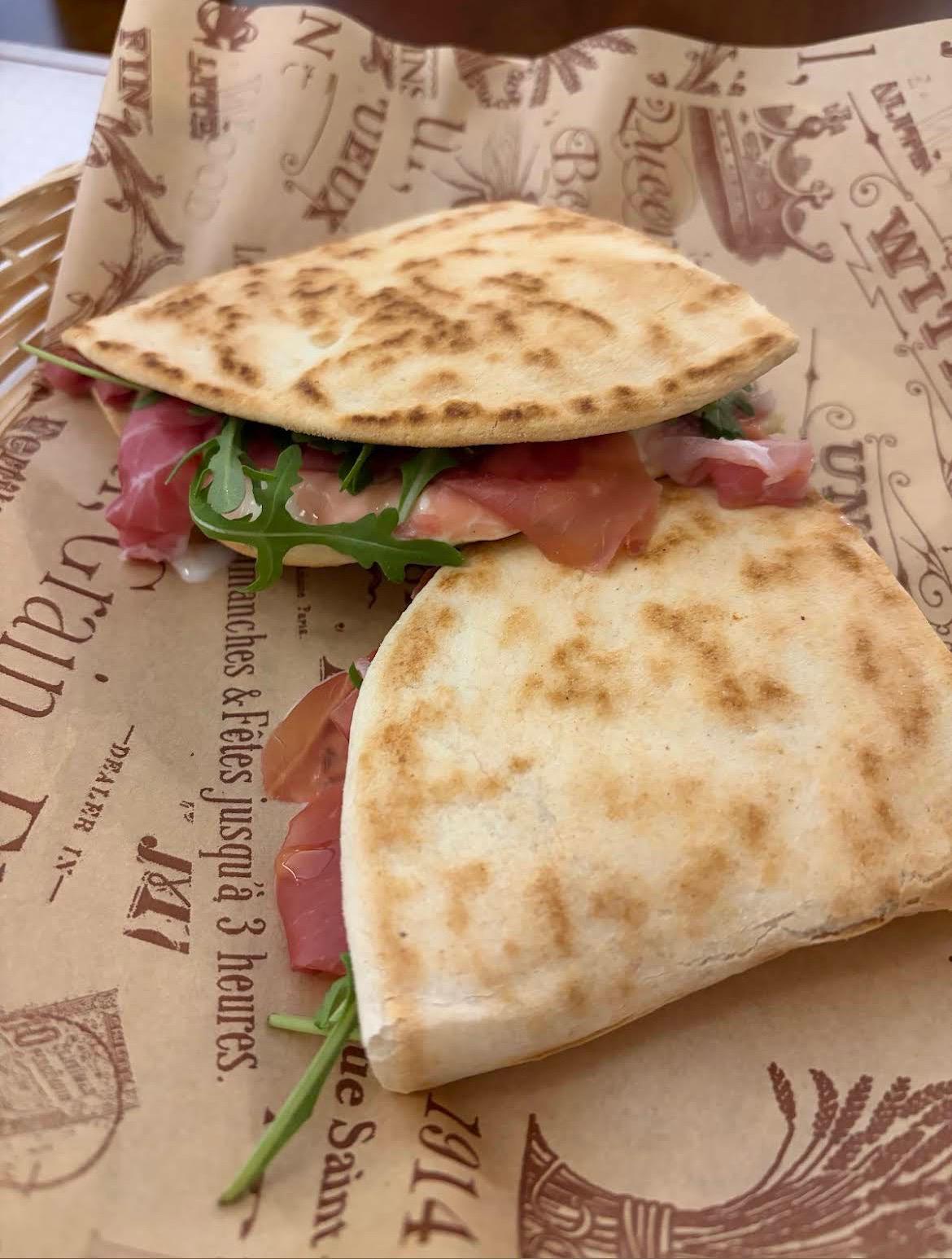 Piadina with prosciutto crudo and arugula